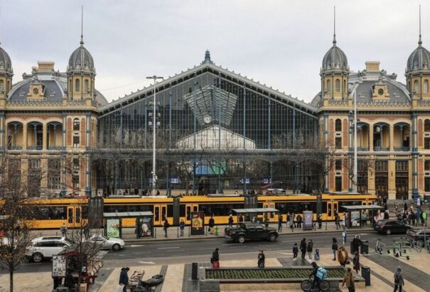 Eredeti pompájában tündököl a Nyugati pályaudvar külső homlokzata