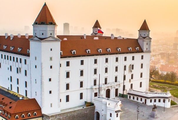 A prágai ámokfutás áldozataira emlékezik Pozsony vára – díszkivilágítást kap