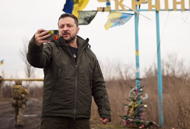 Zelenszkij Avgyijivkában fotózgatta magát – katonákat is kitüntetett