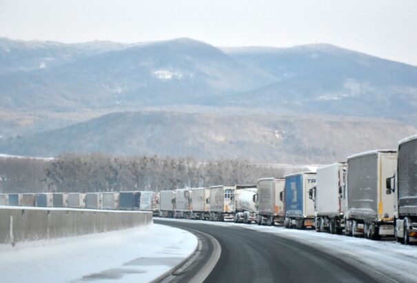 Kamionos blokád: Folyamatos a személyforgalom Felsőnémetinél, a kamionok viszont napokat várakoznak