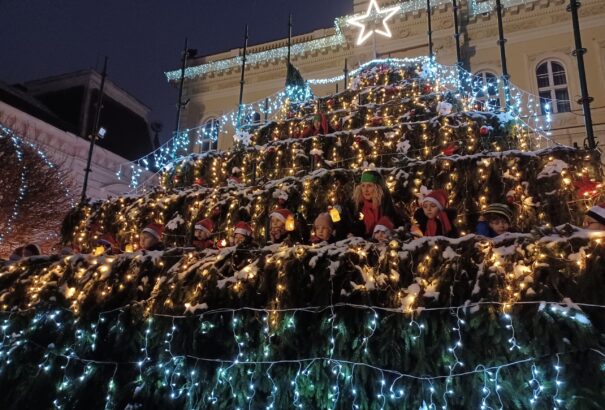 Kamionnal érkezett a Mikulás Komárom főterére
