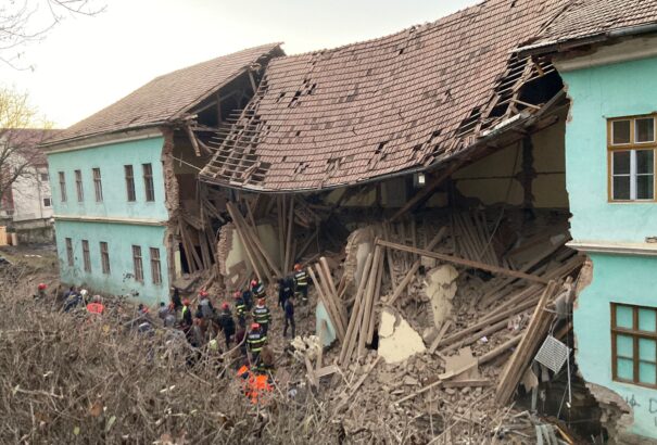 Leomlott egy székelyudvarhelyi diákotthon külső fala, egy diák életét vesztette a szerencsétlenségben