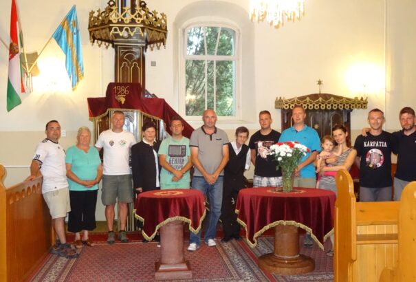 Önfeladás, alibizmus, kicsinyes bosszú: egy éve száműzték a magyar zászlót a nemeshodosi református templomból