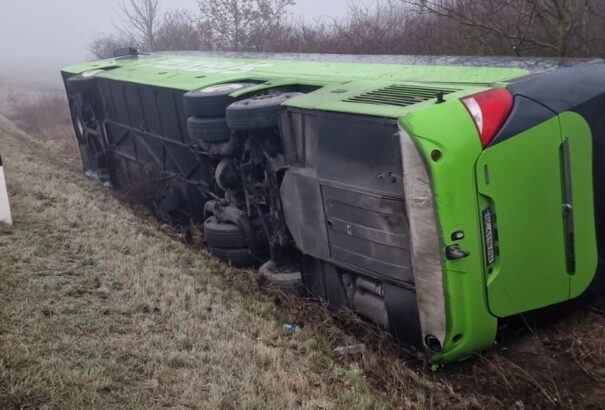 Felborult egy Ukrajnába tartó autóbusz a Tőketerebesi járásban