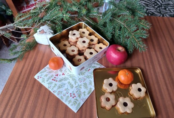 Folytatódhat a karácsonyi sütkérezés Készítsünk omlós linzer-karikákat! – Képekkel