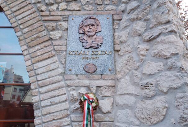 Kodály Zoltán emléktáblát avattak fel a komáromi Európa-udvarban – Képekkel