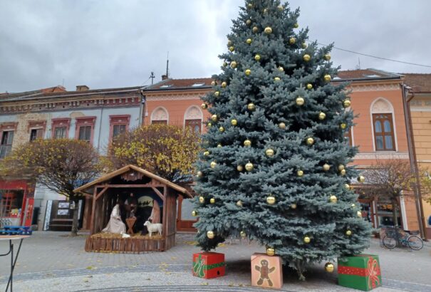 Ünnepi díszbe öltözött Komárom advent első vasárnapjára – Képekkel