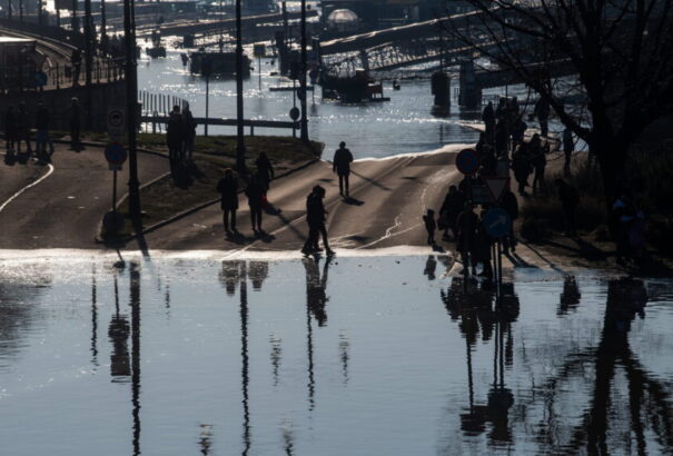 Hosszan elnyúló tetőzések, lassú apadás kíséri a dunai árhullámot – képekkel