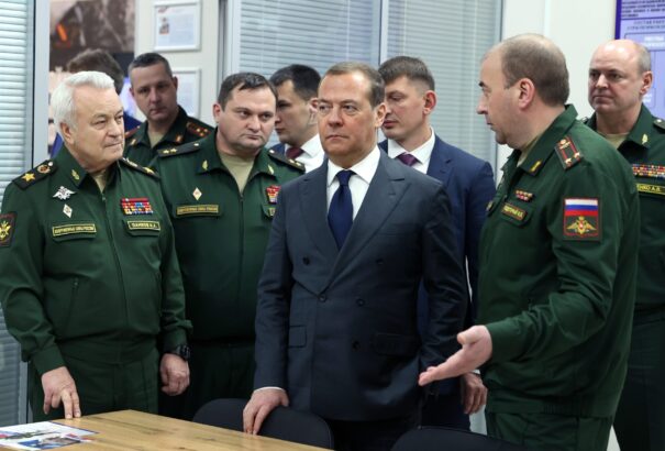 „A kubai rakétaválság óta nem volt ennyire közel a harmadik világháború” – vészjósló üzenetet küldött Medvegyev