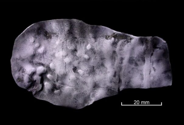 Több száz éves átkot találtak egy latrina mélyén