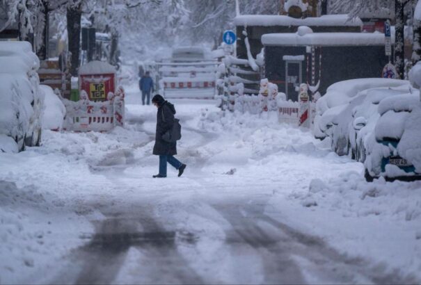 A kifutópályára fagyott egy repülőgép Németországban a farkasordító hidegben – Videó
