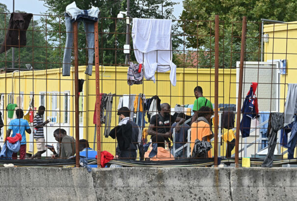 Az olaszok megkezdik a szögesdróttal körülvett „európai Guantanamó” kiépítése Albániában