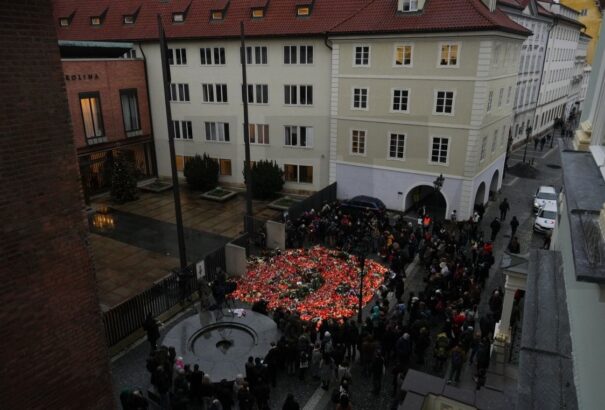 Így zajlott a prágai támadás – A 24 éves támadó 12 lőfegyverrel rendelkezett