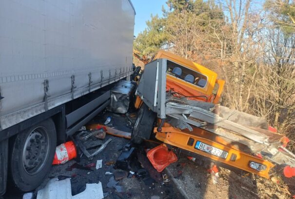 Halálos baleset Galgóc előtt – útkarbantartókba rohant egy kamion az autópályán