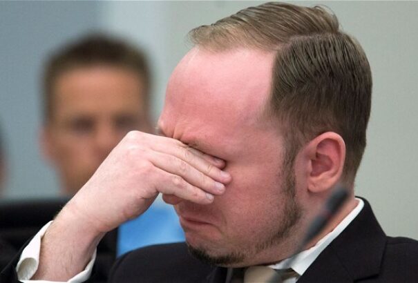 A tömeggyilkos Anders Breivik beperli a norvég államot