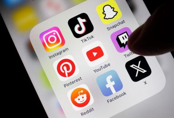 Egy felmérés szerint átlagosan napi három órát töltünk a közösségi oldalakon