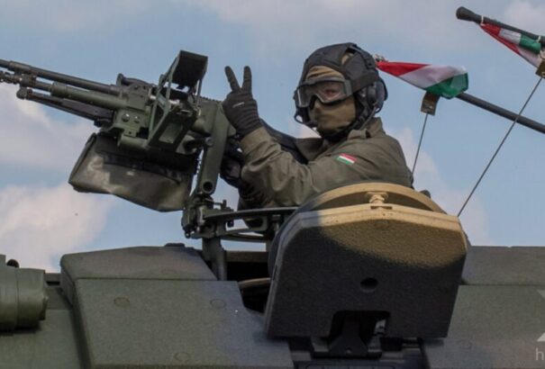 Újabb fizetésemeléssel csábítaná a fiatalokat a Honvédség