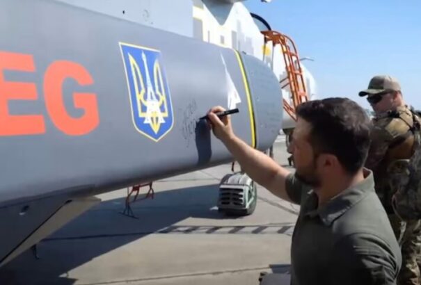 Macron: Franciaország újabb fegyvereket küld Ukrajnának