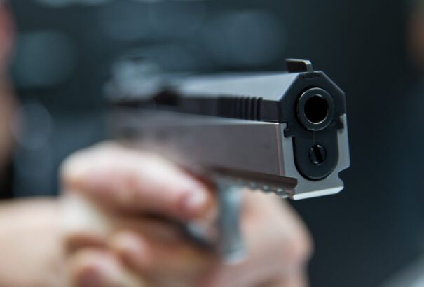 „Idegállapotba” került egy nyitrai férfi – azzal fenyegetőzött, hogy iskolában fog lövöldözni