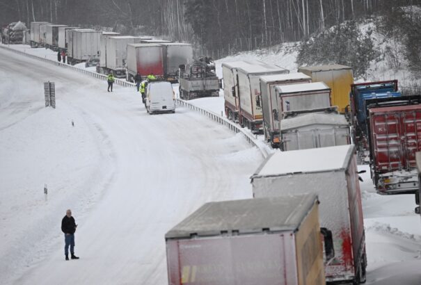 Ezer autó rekedt a hóviharban Svédországban