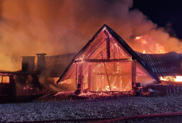 Őrizetbe vették a leégett romániai panzió tulajdonosát és ügyintézőit, kiterjesztették a bűnvádi eljárást