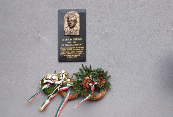 Emléktáblát avattak Komáromban Duray Miklós tiszteletére
