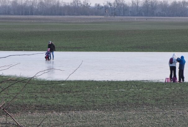 Hódít a korcsolyázás a csallóközi földeken – Képekkel