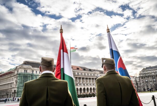 Íme: Orbán Viktor és Robert Fico budapesti találkozójának első percei (képek, videó)