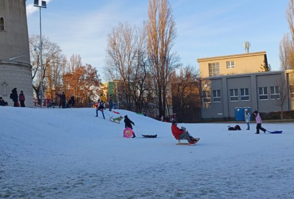 Ismét műhavon szánkózhatnak a komáromi gyerekek – Képekkel