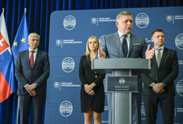 Fico megkongatta a vészharangot, egy hónapon belül rendhagyó kormányülést hív össze