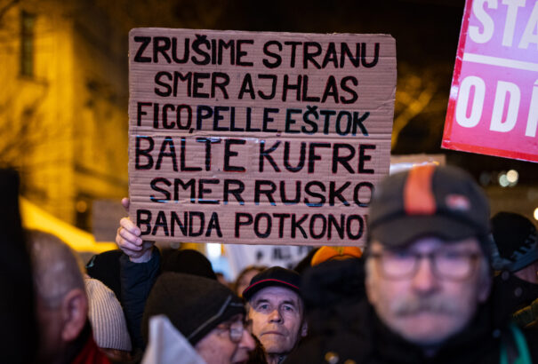 Kormányellenes tüntetések: Šimečka és Gröhling Oroszországba küldte Ficot