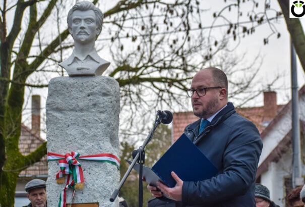Petőfi Sándornak állítottak mellszobrot Nagymegyeren (képekkel)