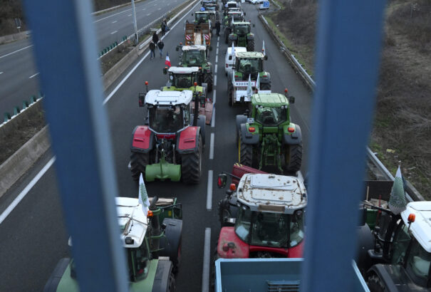 Forrong Európa: A francia gazdák blokád alá vették Párizst. A németeknél megint sztrájk lesz