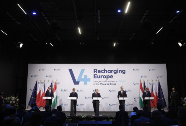 Felmérés: Még mindig a V4-et tartják a legmegbízhatóbb nemzetközi szervezetnek Szlovákiában