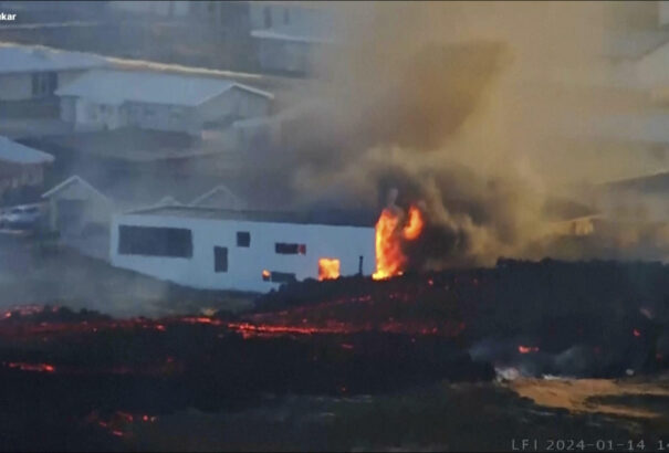 Ismét vulkánkitörés Izlandon – Grindavikban a láva elérte a házakat (Videó)