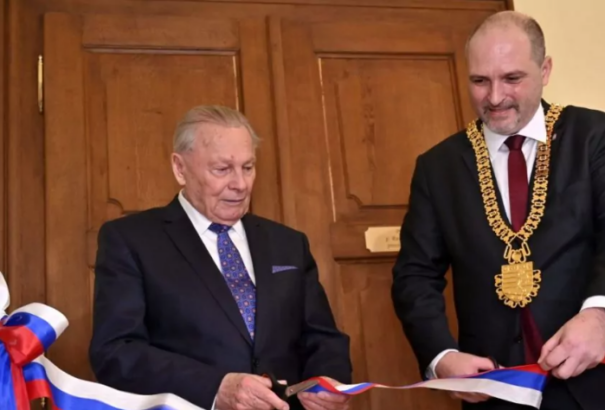 Rudolf Schuster irodát kapott a születésnapjára a kassai történelmi városházán