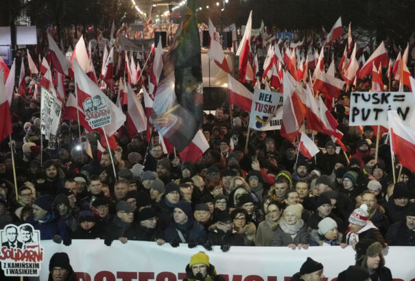 Több tízezren tüntettek Varsóban a Tusk-kormány ellen