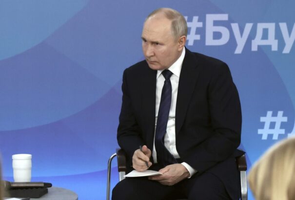 Bloomberg: Putyin azt puhatolja, hogy az USA hajlandó-e lezárni az ukrajnai háborút