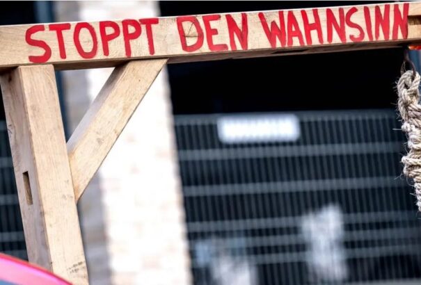 Gazdatüntetés Németországban – Egyre feszültebb a hangulat. Előkerült az akasztófa is