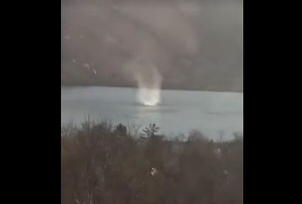 Hihetetlennek tűnő természeti jelenséget kaptak lencsevégre a Dunán (Videó)