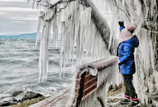 Így néz ki a befagyott Balaton-part – Képekkel
