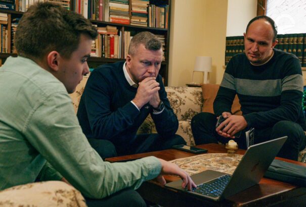 Nagy a baj Forró Krisztián stábjában! Ha így folytatja, óriási bukás lesz számára az államfőválasztás