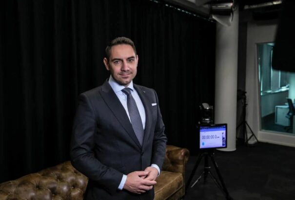 Míg a Magyar Szövetség „politikusai” báloznak, Gyimesi politizál!