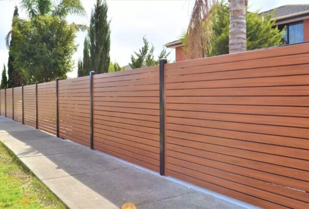 Milyen előnyöket kínál a famintázatú alumíniumkerítés?