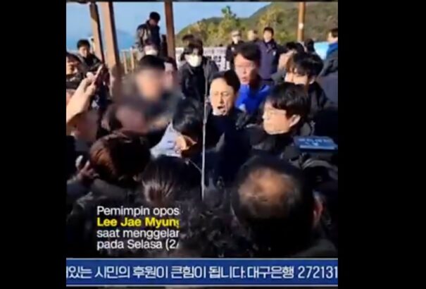 Kamerák előtt szúrták nyakon a dél-koreai ellenzéki vezetőt (Videó)