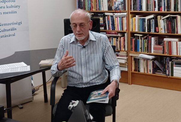 A komáromi Szinnyei József Könyvtár zeneszalonjában Stubendek Istvánnal találkozhattak a kórusmuzsika kedvelői