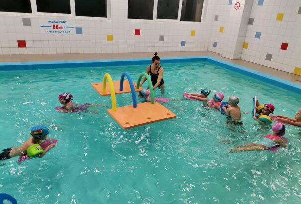 Komáromban folyamatos az iskolások úszásoktatása