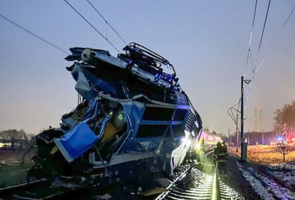 InterCity ütközött teherautóval Csehországban: 1 halott, 16 sebesült