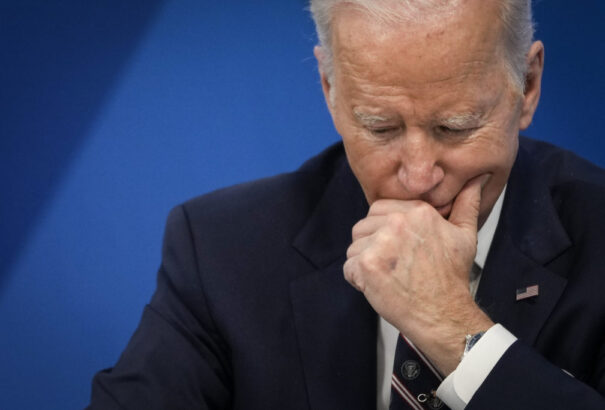 Joe Biden most Helmuth Kohlt keverte Angela Merkellel