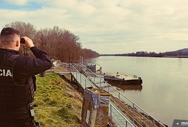 A Dunába esett egy ember Dévénynél